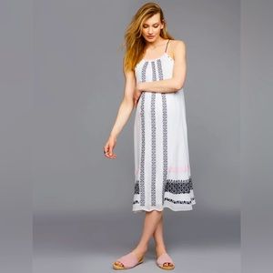 Q&A EMBROIDERED MATERNITY DRESS